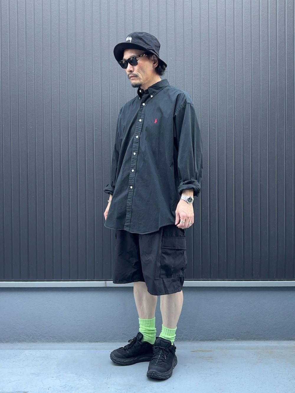 ブラック系のシャツ/ブラウス、ブラック系のパンツ、ブラック系のスニーカーを着用したメンズの夏コーディネートの3枚目の写真