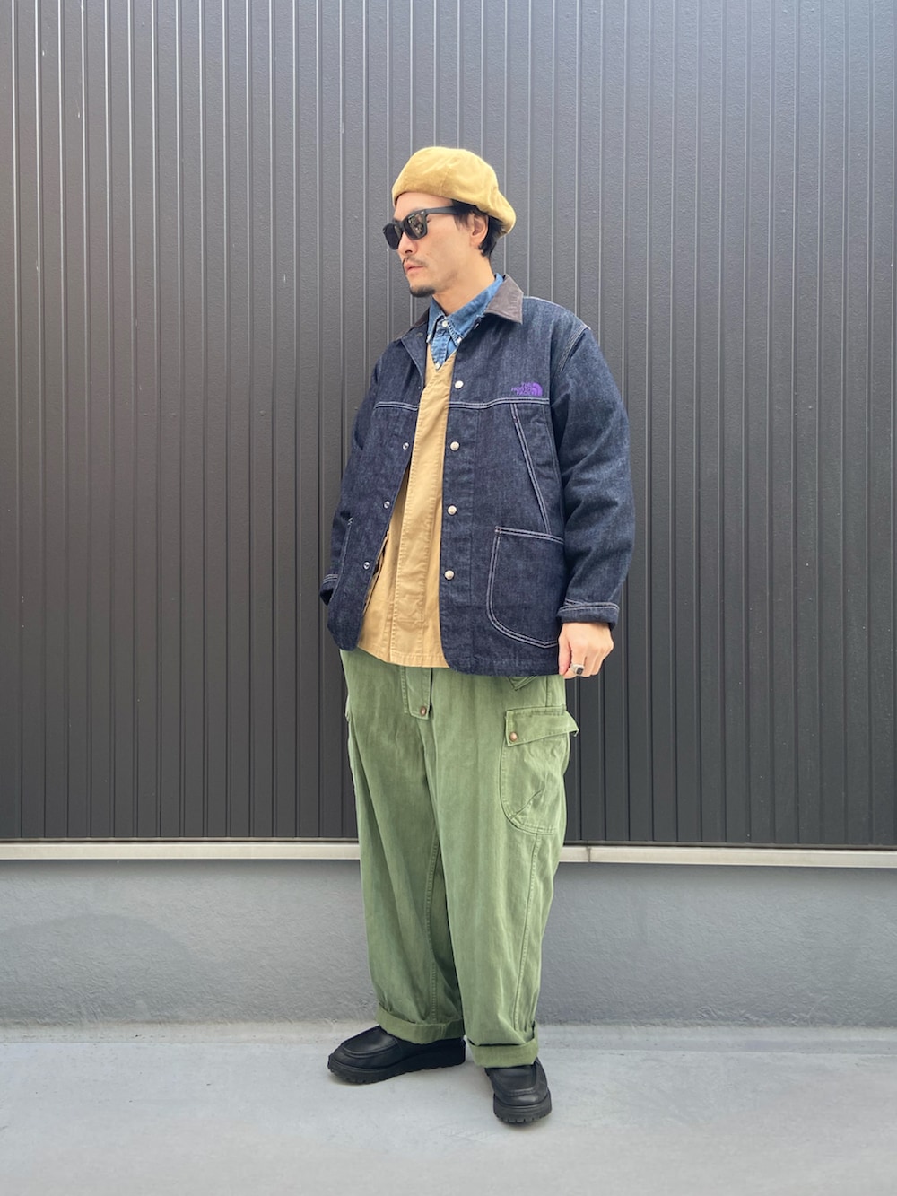 「ベレー帽、オバオル倶楽部、オーバーオール、カーゴパンツ、レイヤードスタイル、デニム、デニムジャケット、古着MIX、ローファー、ワイドパンツ、ストリート、ミリタリー、休日スタイル、大人コーデ、お出かけコーデ」｜「URBAN RESEARCH DOORS MENSのDOORS CORDUROY BERET（ハンチング/ベレー帽、ベージュ系）」を使った、Ko_Seさん（メンズ・173cm）の冬コーディネートの3枚目の写真