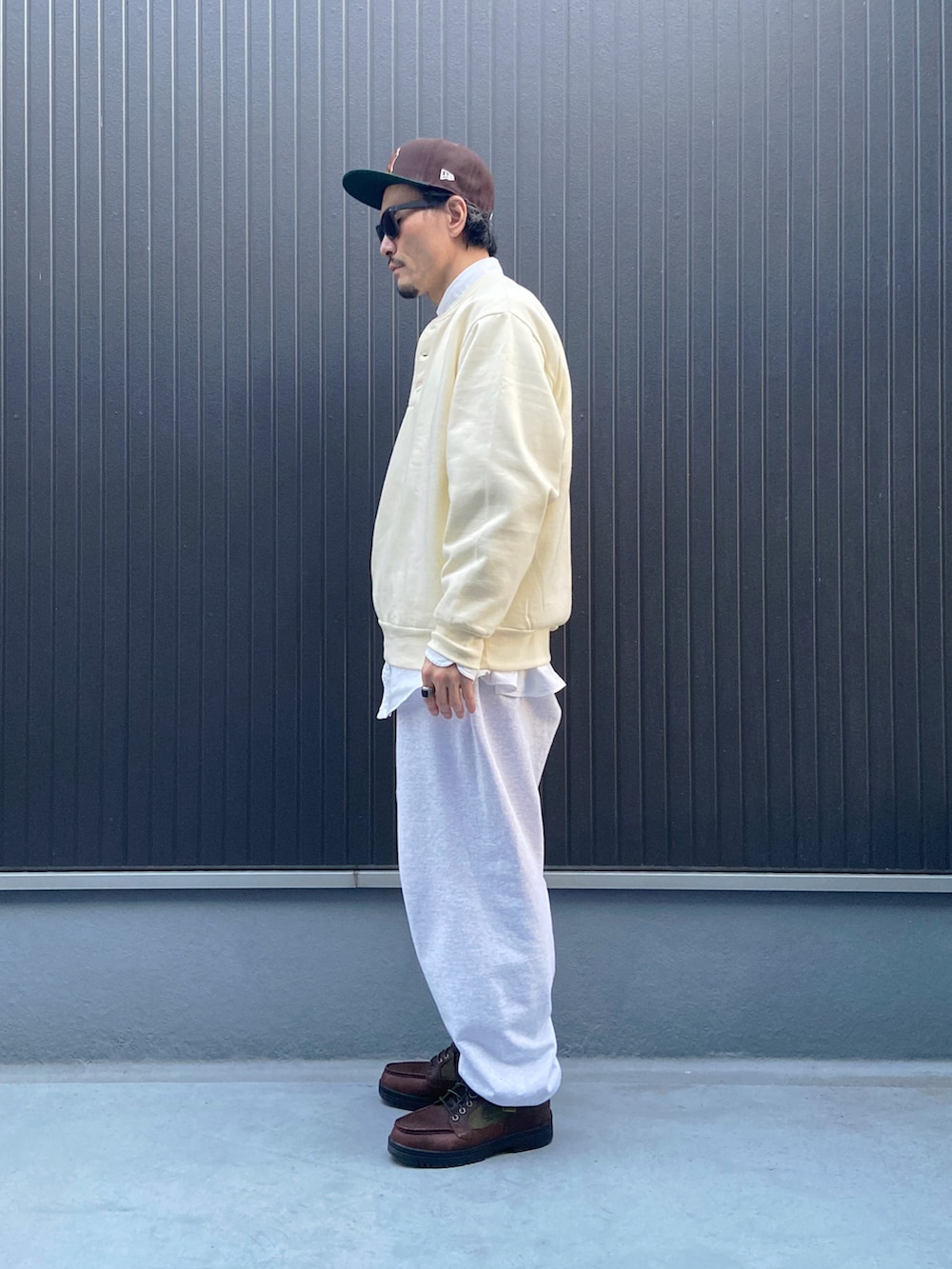 ホワイト系のスウェット、ホワイト系のシャツ/ブラウス、グレー系のスウェットパンツを着用したメンズの冬コーディネートの2枚目の写真