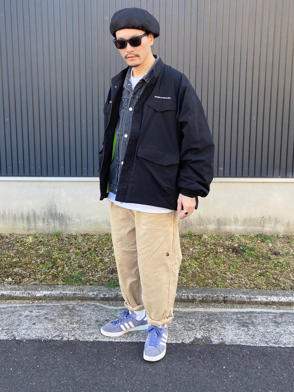 ホワイト系のTシャツ/カットソー、グレー系のジャケット/アウター、ブラック系のジャケット/アウターを着用したメンズの冬コーディネートの3枚目の写真