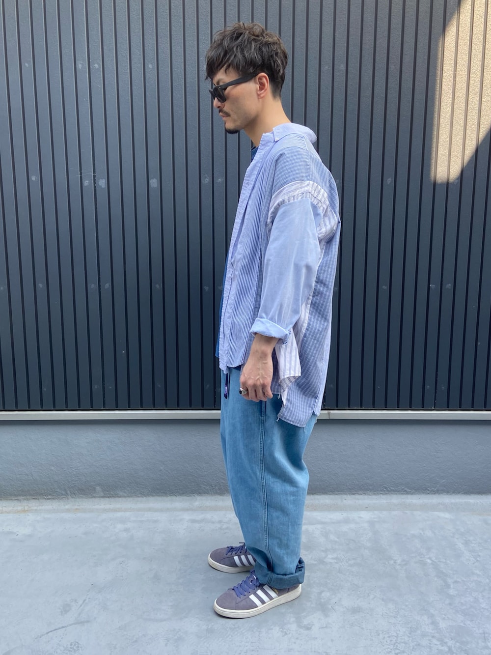 ブルー系のシャツ/ブラウス、ブルー系のデニムパンツ、ブルー系のスニーカーを着用したメンズの春コーディネートの2枚目の写真