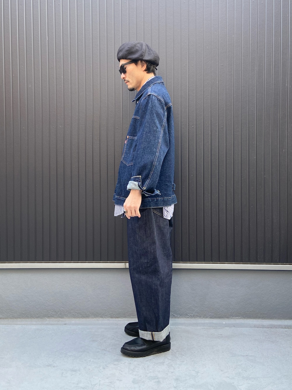 「ベレー帽、デニムジャケット、デニム、デニムパンツ、ワイドパンツ、ストライプシャツ、シャツスタイル、レイヤードスタイル、古着MIX、ローファー、ストリート、アメカジ、きれいめカジュアル、シンプルスタイル、ワイドデニム」｜「halo commodityのアイテム（ハンチング/ベレー帽、ブラック系）」を使った、Ko_Seさん（メンズ・173cm）の冬コーディネートの2枚目の写真