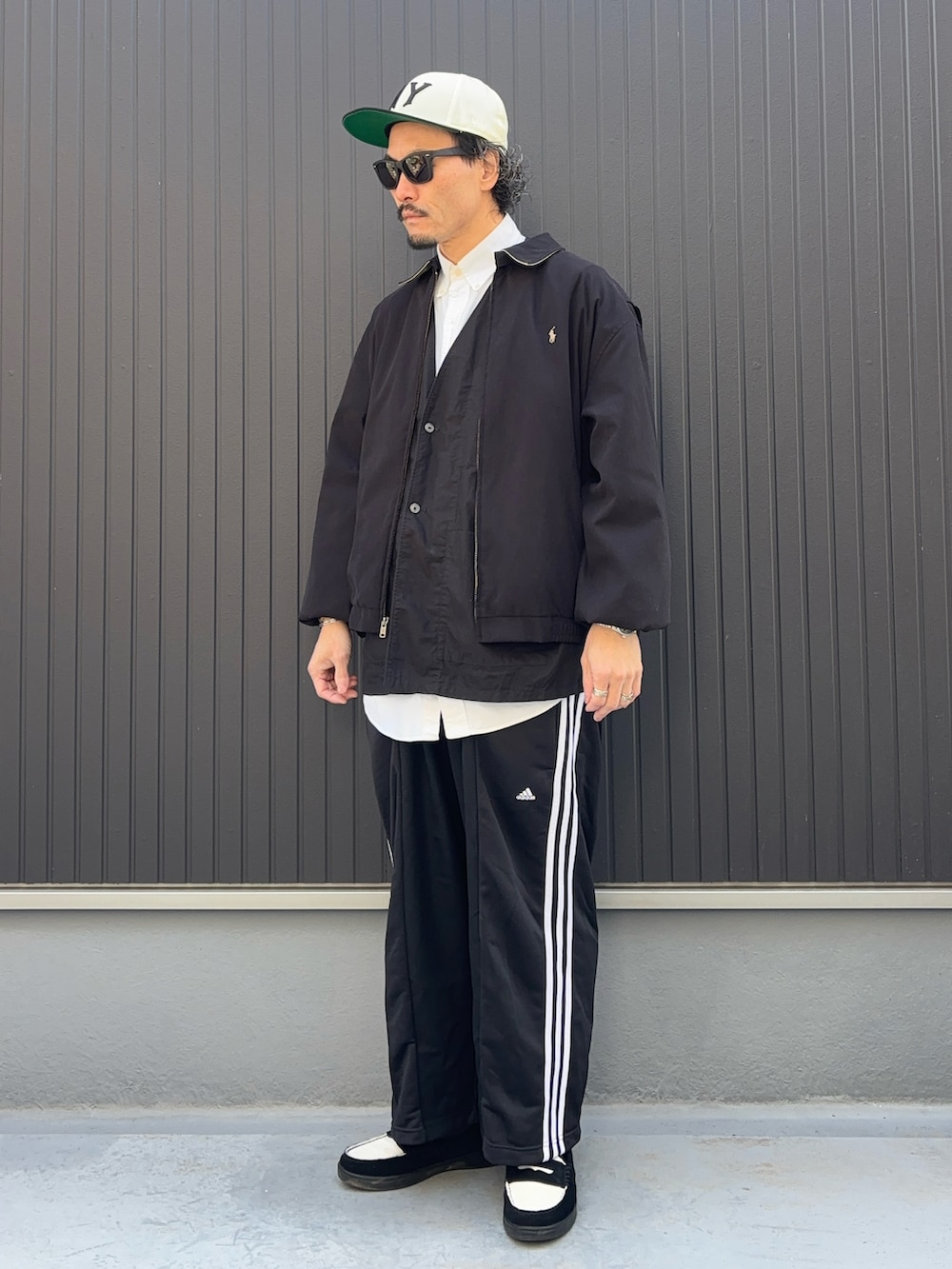 ホワイト系のローファー、ブラック系のベスト、ホワイト系のシャツ/ブラウスを着用したメンズの冬コーディネートの3枚目の写真