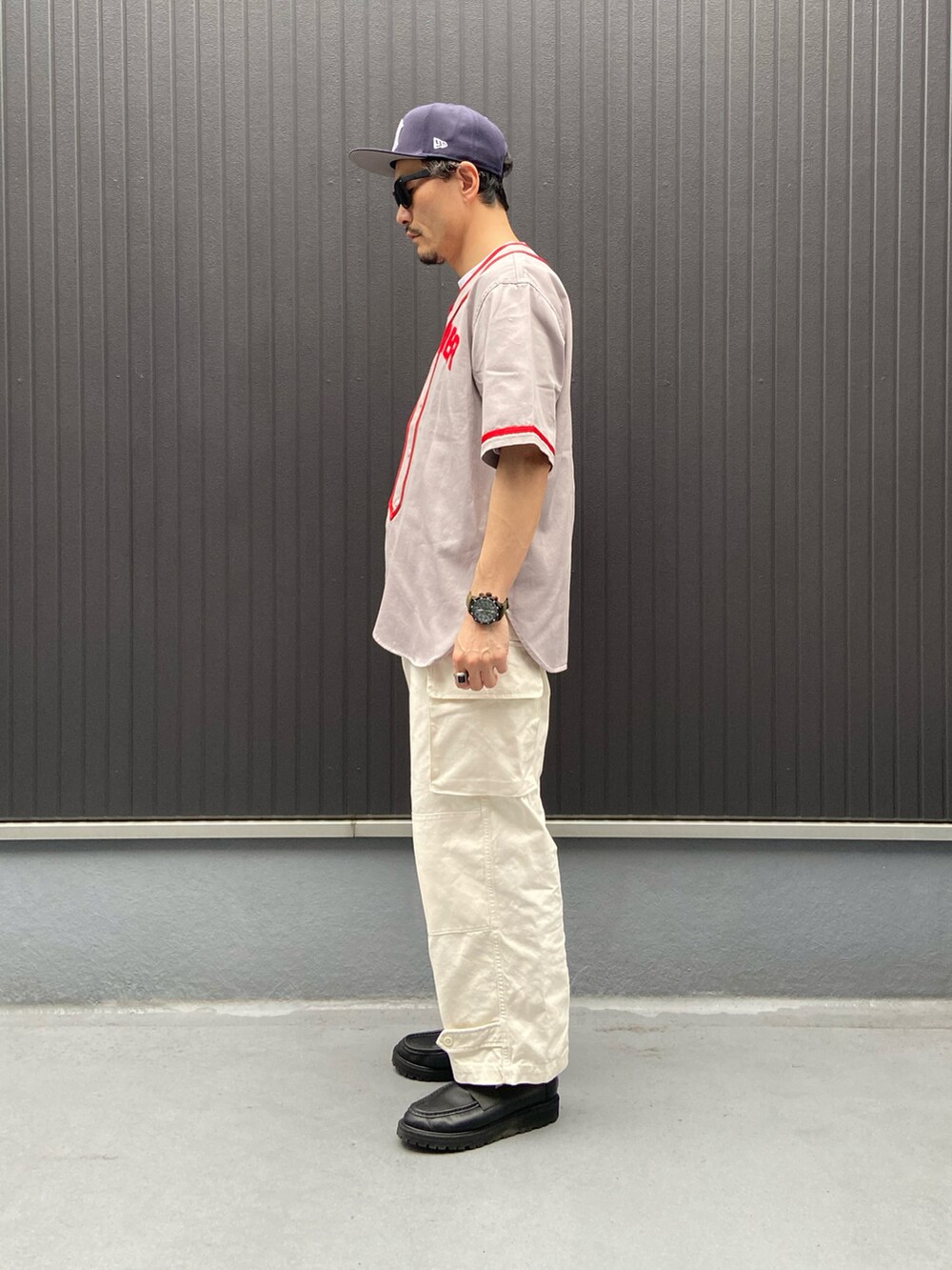 グレー系のシャツ/ブラウス、ホワイト系のTシャツ/カットソー、ホワイト系のカーゴパンツを着用したメンズの夏コーディネートの2枚目の写真