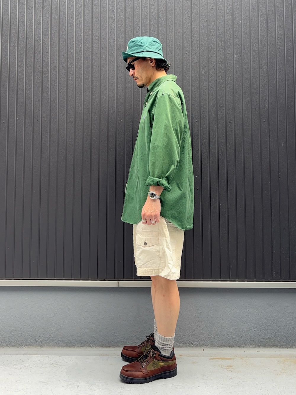 ホワイト系のその他パンツ、グリーン系のシャツ/ブラウス、ブラウン系のブーツを着用したメンズの夏コーディネートの2枚目の写真