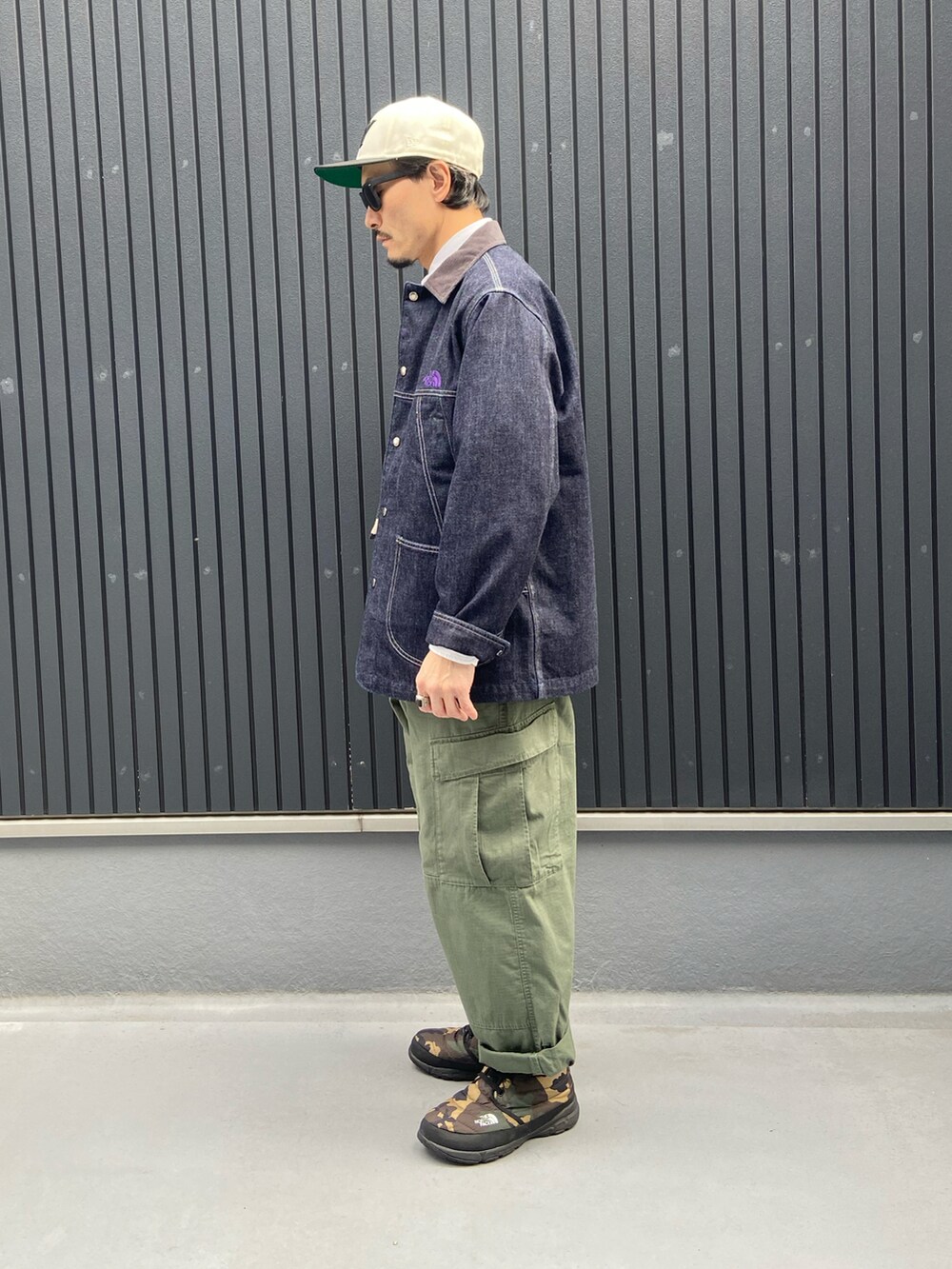 ブルー系のデニムジャケット、ホワイト系のシャツ/ブラウス、グリーン系のパンツを着用したメンズの冬コーディネートの2枚目の写真