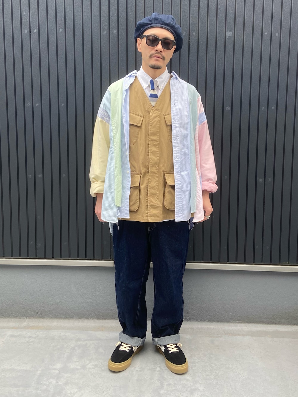 その他のシャツ/ブラウス、ベージュ系のジャケット/アウター、ホワイト系のシャツ/ブラウスを着用したメンズの春コーディネートの4枚目の写真