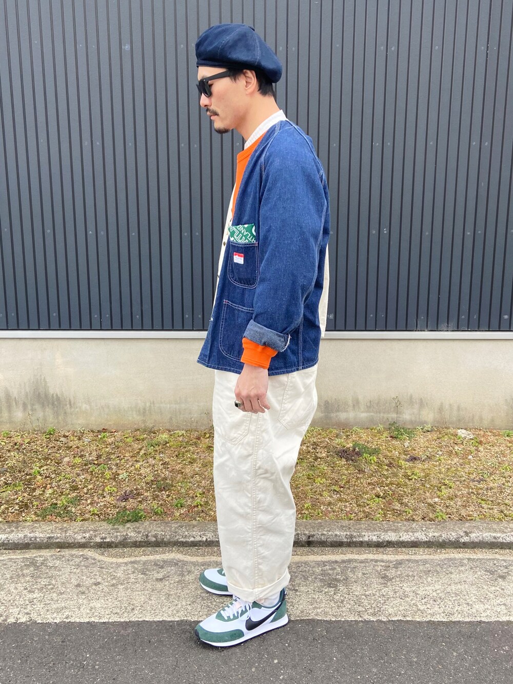 オレンジ系のTシャツ/カットソー、ホワイト系のシャツ/ブラウス、ホワイト系のデニムジャケットを着用したメンズの冬コーディネートの2枚目の写真
