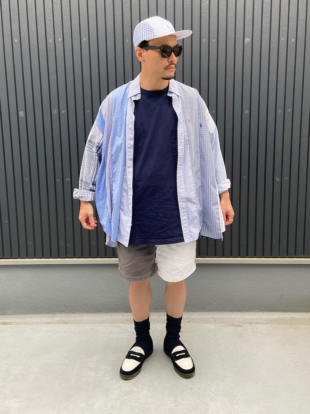 ブルー系のシャツ/ブラウス、ブルー系のTシャツ/カットソー、その他のパンツを着用したメンズの夏コーディネートの3枚目の写真