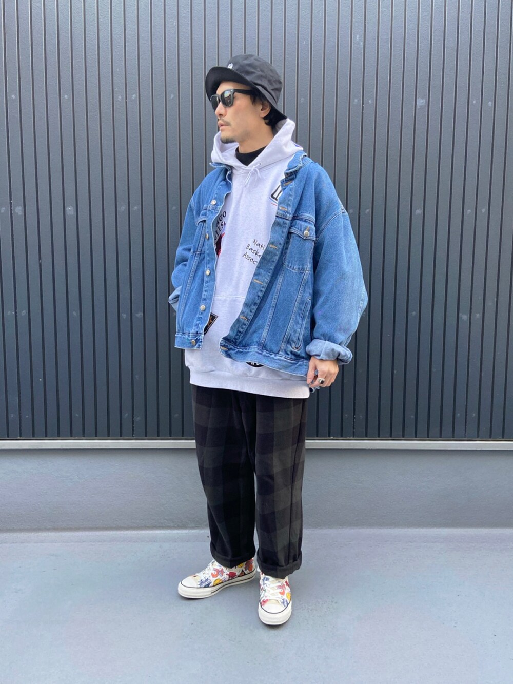 ブルー系のデニムジャケット、グレー系のパーカー、ブラック系のTシャツ/カットソーを着用したメンズの冬コーディネートの4枚目の写真