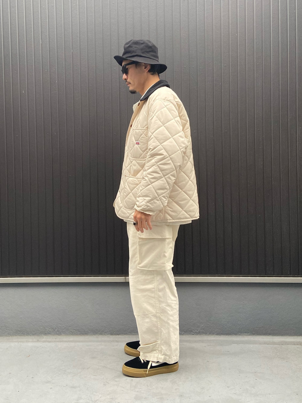 ホワイト系のカバーオール、ホワイト系のシャツ/ブラウス、ホワイト系のTシャツ/カットソーを着用したメンズの冬コーディネートの2枚目の写真