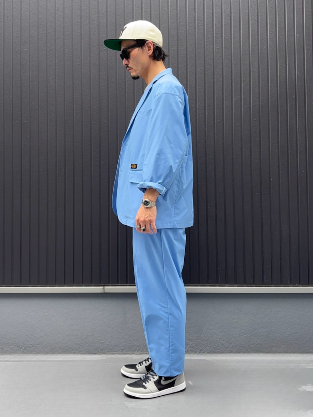 グレー系のTシャツ/カットソー、ブルー系のジャケット/アウター、ブルー系のパンツを着用したメンズの秋コーディネートの2枚目の写真