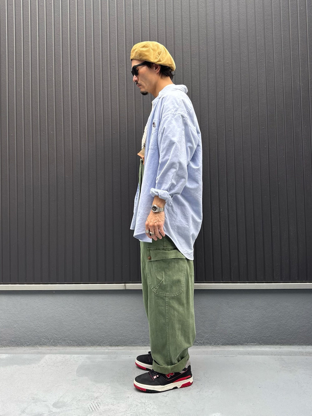 ブルー系のシャツ/ブラウス、ホワイト系のTシャツ/カットソー、グリーン系のサロペット/オーバーオールを着用したメンズの秋コーディネートの2枚目の写真