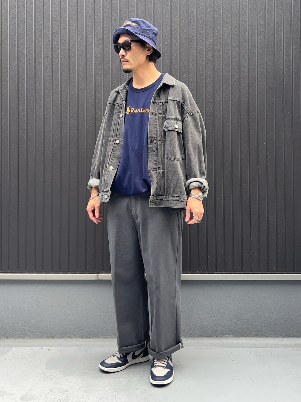 ブルー系のTシャツ/カットソー、グレー系のジャケット/アウター、グレー系のパンツを着用したメンズの秋コーディネートの3枚目の写真