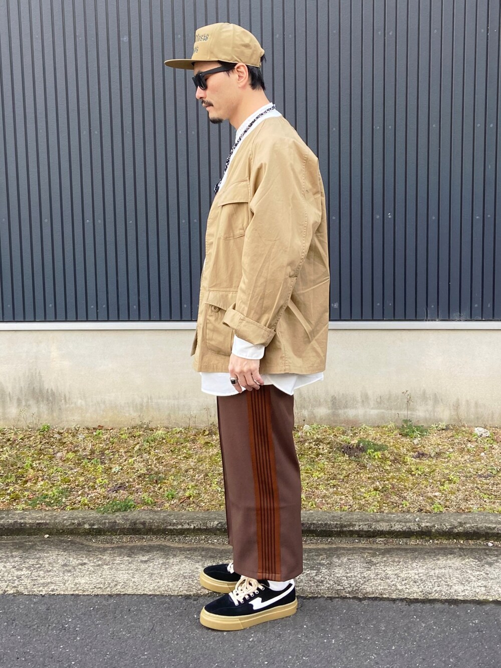 ベージュ系のジャケット/アウター、ホワイト系のシャツ/ブラウス、ブラウン系のパンツを着用したメンズの冬コーディネートの2枚目の写真