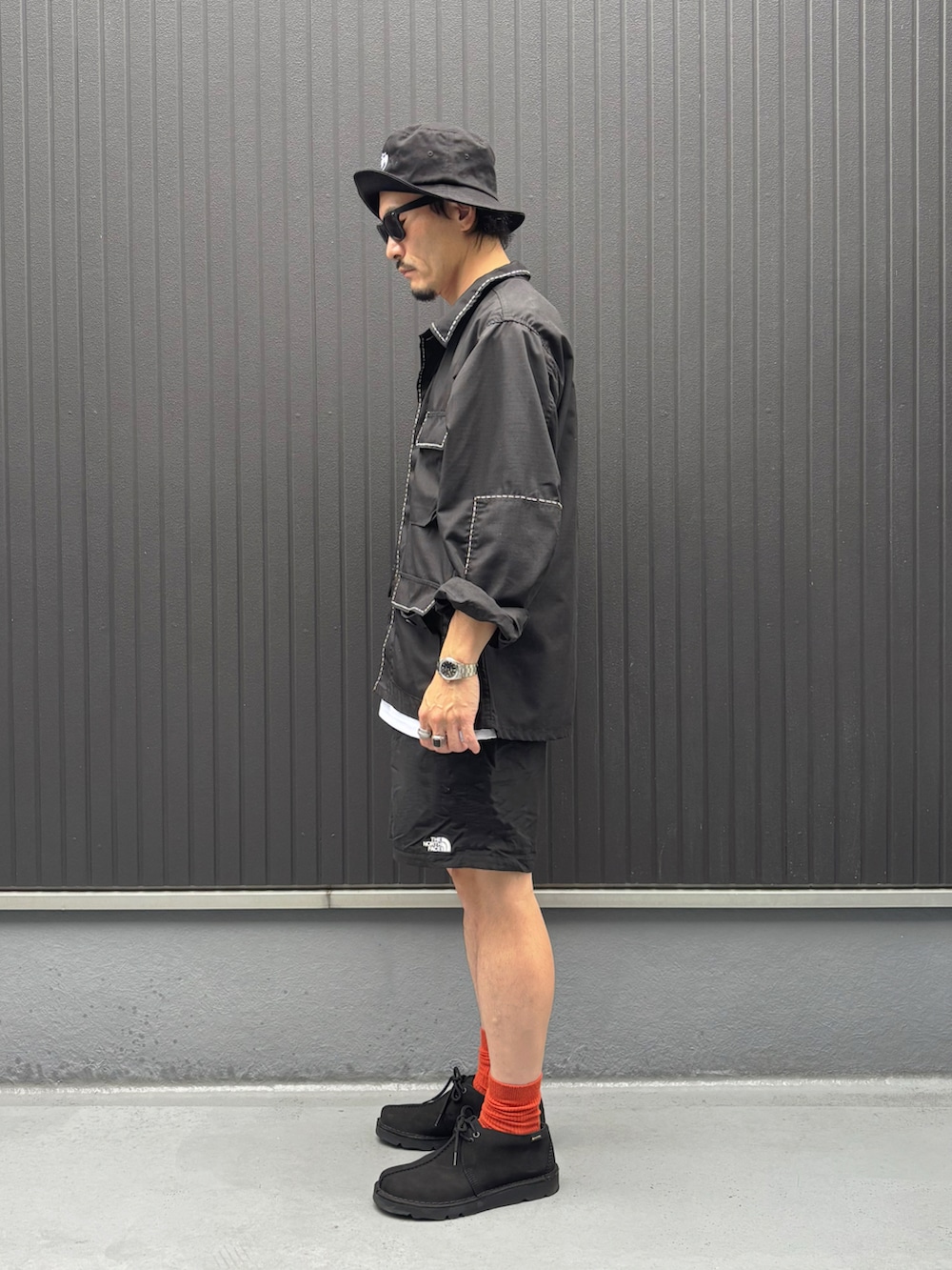 ブラック系のジャケット/アウター、ホワイト系のTシャツ/カットソー、ブラック系のその他パンツを着用したメンズの秋コーディネートの2枚目の写真