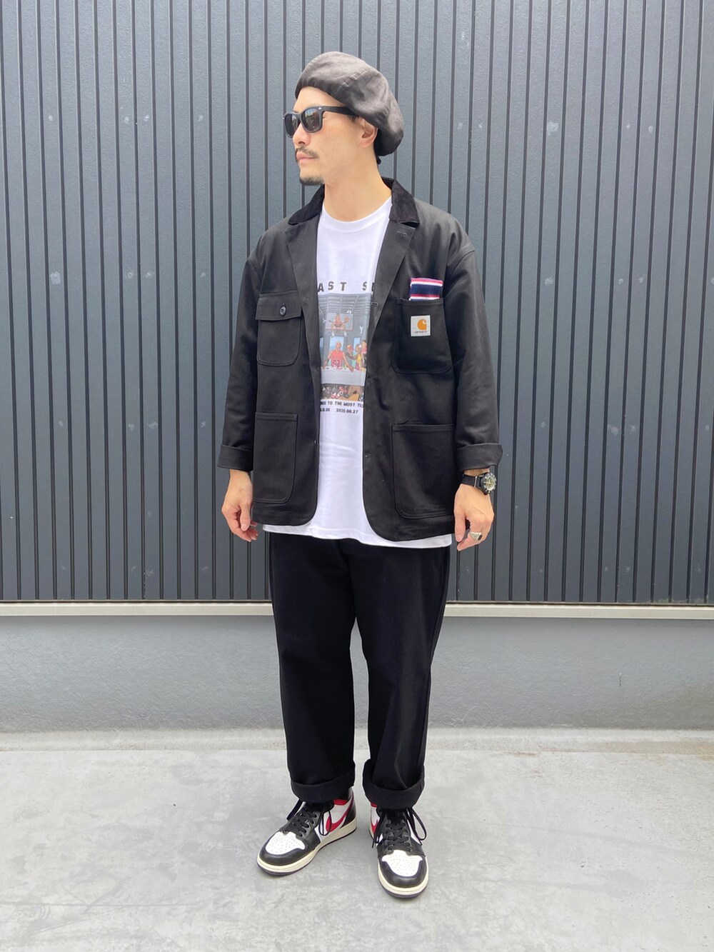 ブラック系のジャケット/アウター、ブラック系のパンツ、ホワイト系のスニーカーを着用したメンズの秋コーディネートの3枚目の写真