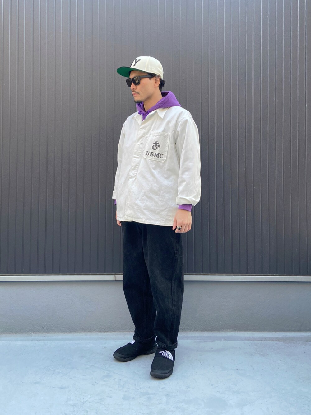 ホワイト系のシャツ/ブラウス、パープル系のパーカー、ブラック系のデニムパンツを着用したメンズの冬コーディネートの3枚目の写真