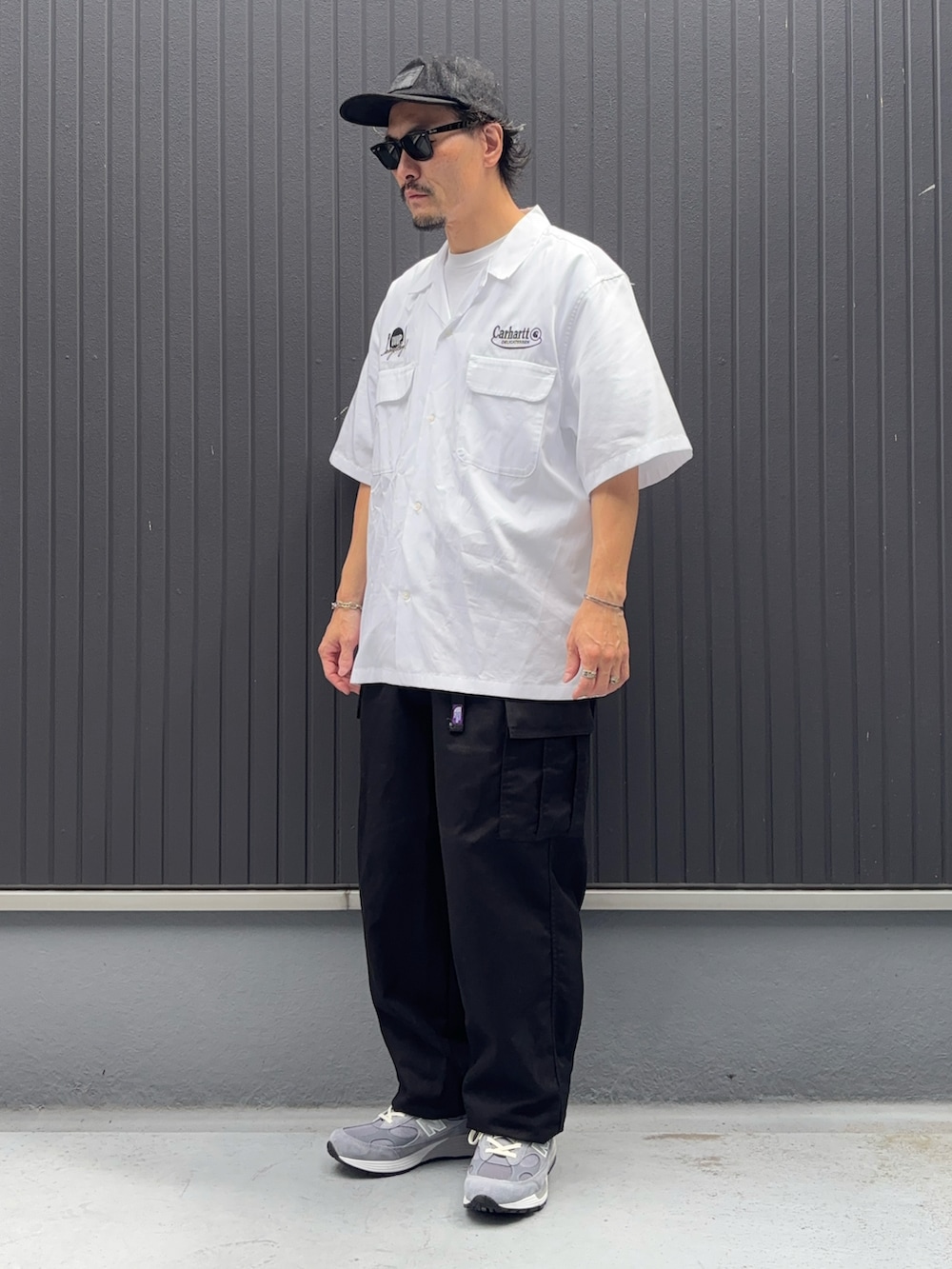 ホワイト系のシャツ/ブラウス、ホワイト系のTシャツ/カットソー、ブラック系のカーゴパンツを着用したメンズの秋コーディネートの4枚目の写真