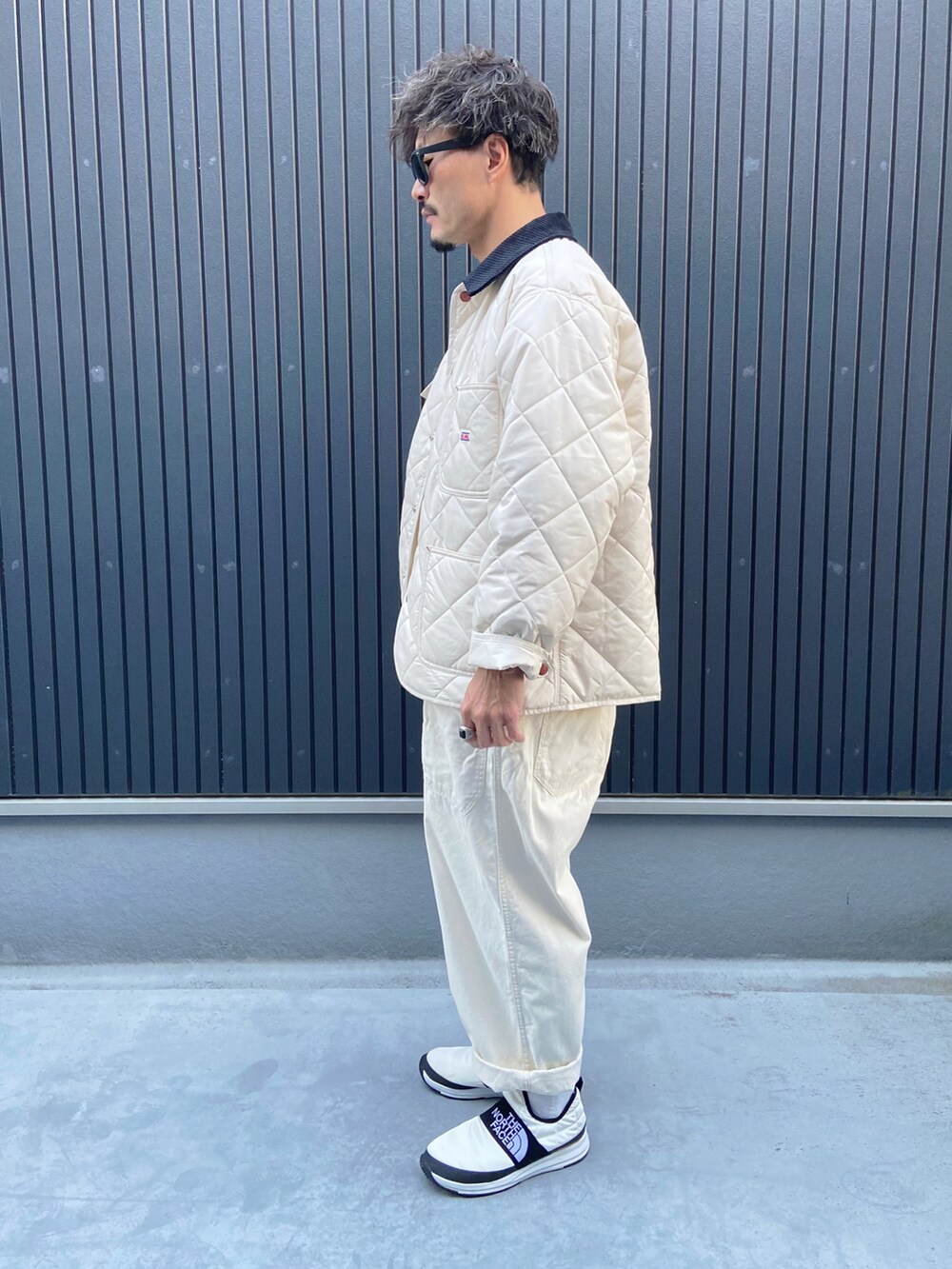 ホワイト系のカバーオール、ホワイト系のシャツ/ブラウス、ホワイト系のサロペット/オーバーオールを着用したメンズの冬コーディネートの2枚目の写真