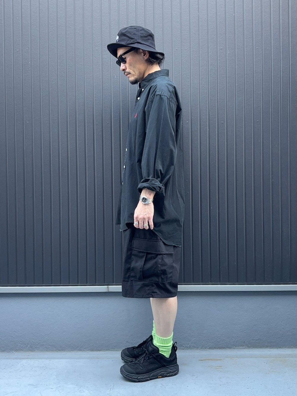 ブラック系のシャツ/ブラウス、ブラック系のパンツ、ブラック系のスニーカーを着用したメンズの夏コーディネートの2枚目の写真