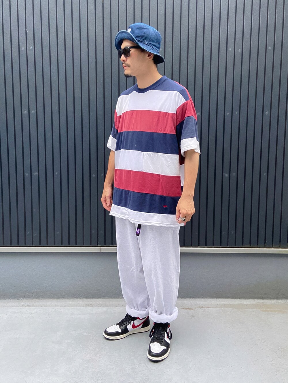 その他のTシャツ/カットソー、グレー系のスウェットパンツ、ホワイト系のスニーカーを着用したメンズの夏コーディネートの3枚目の写真