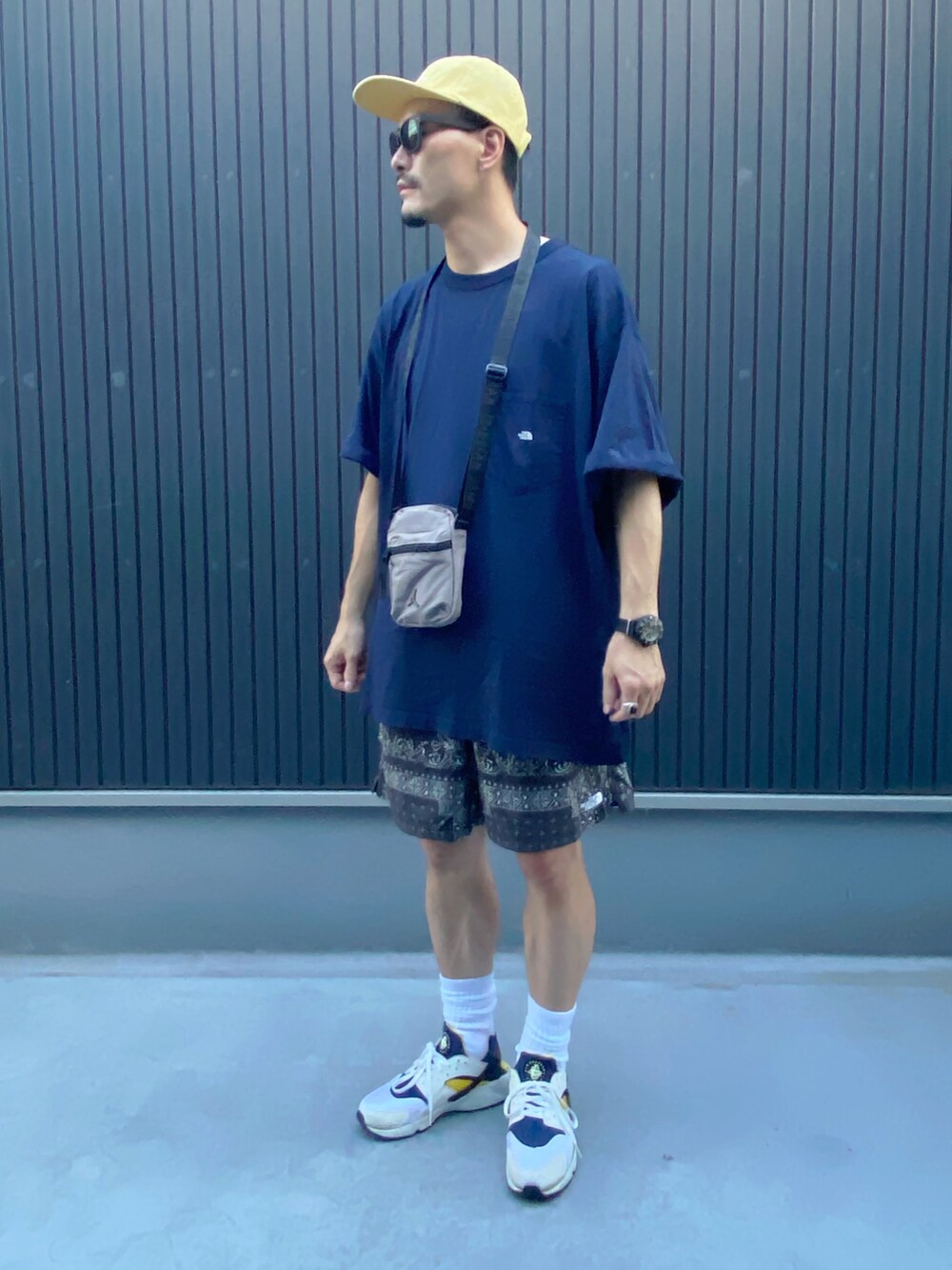 ブルー系のTシャツ/カットソー、グレー系のバッグ、ブラック系のその他パンツを着用したメンズの夏コーディネートの3枚目の写真