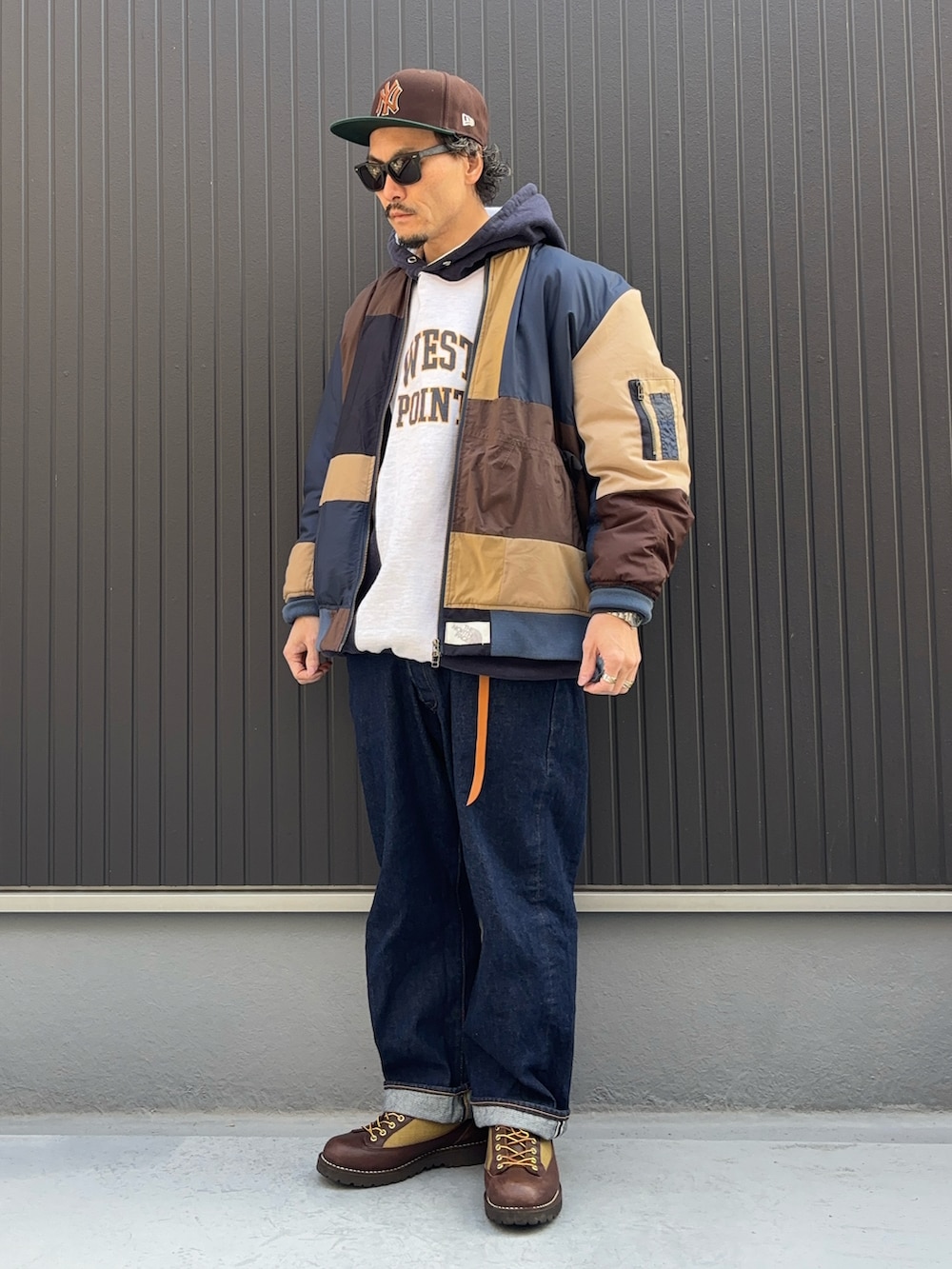 その他のパーカー、その他のジャケット/アウター、ブルー系のデニムパンツを着用したメンズの冬コーディネートの3枚目の写真