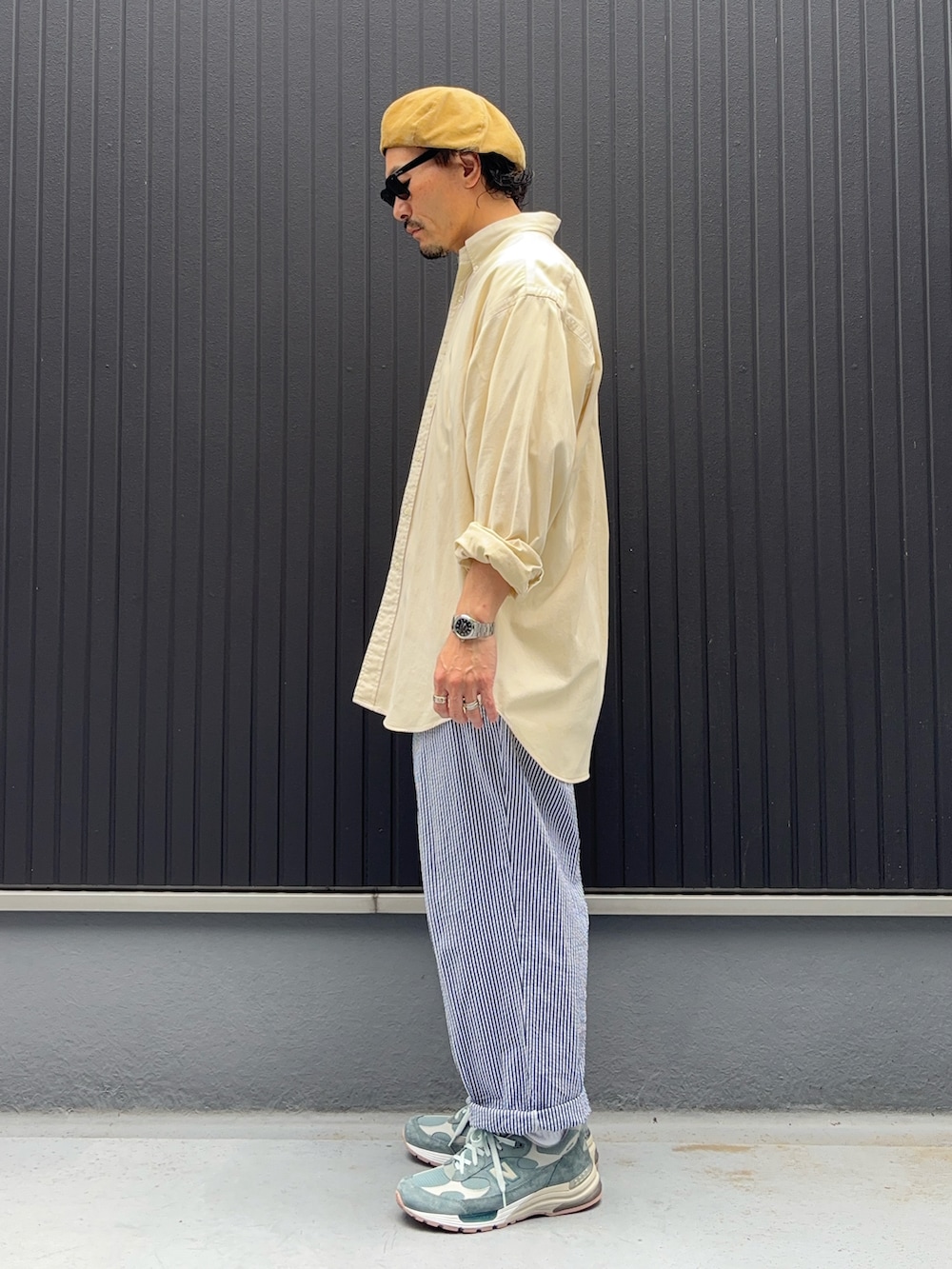 ベージュ系のシャツ/ブラウス、その他のパンツ、グレー系のスニーカーを着用したメンズの夏コーディネートの2枚目の写真
