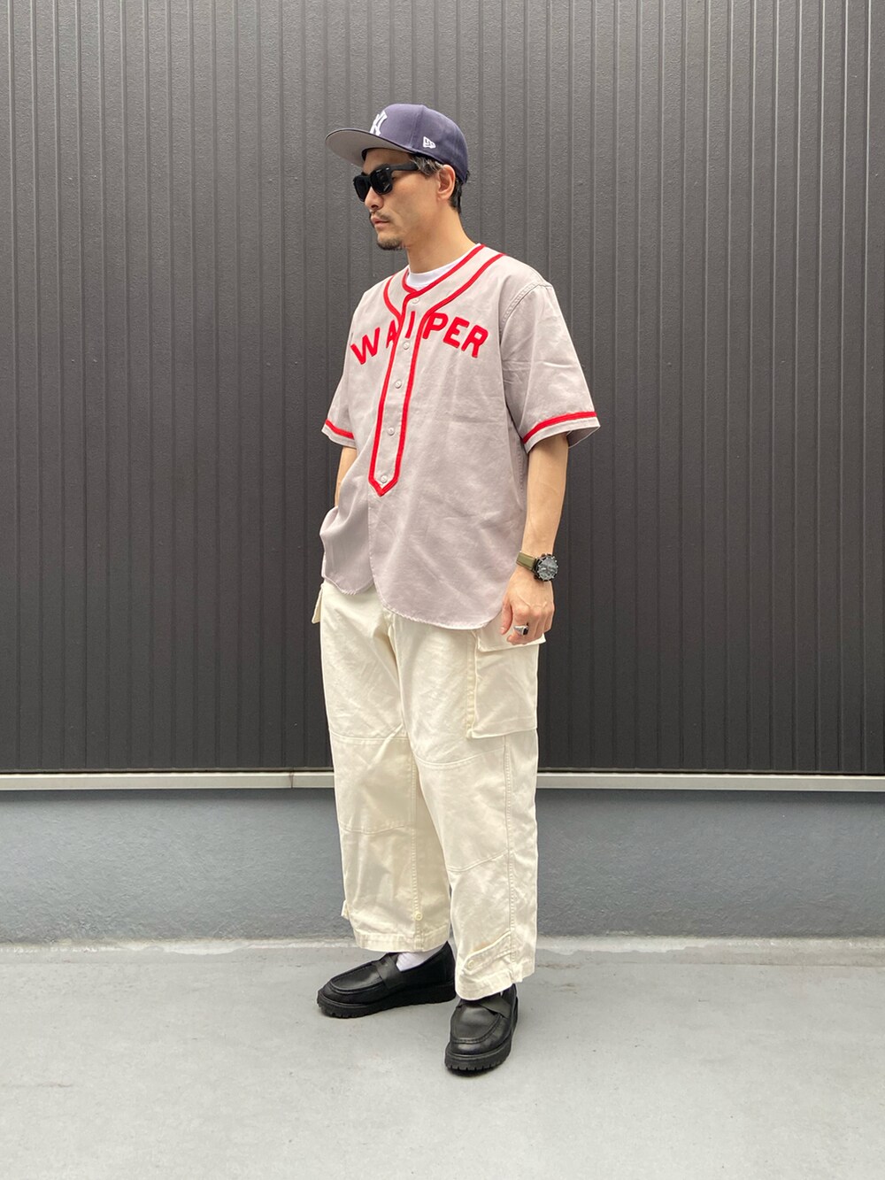 グレー系のシャツ/ブラウス、ホワイト系のTシャツ/カットソー、ホワイト系のカーゴパンツを着用したメンズの夏コーディネートの3枚目の写真