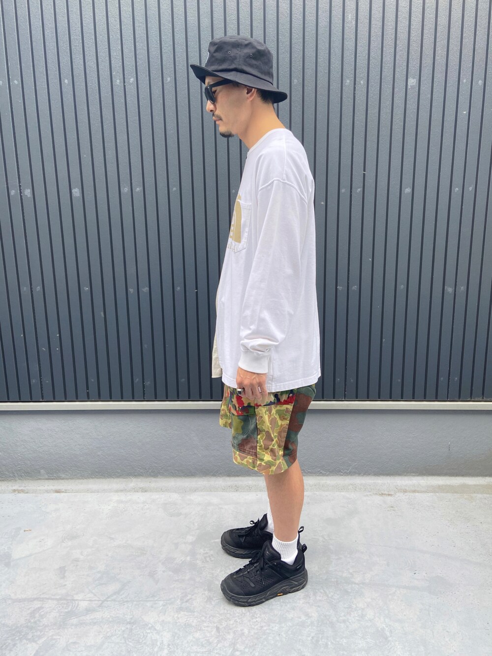 その他のTシャツ/カットソー、その他のパンツ、ブラック系のスニーカーを着用したメンズの秋コーディネートの2枚目の写真