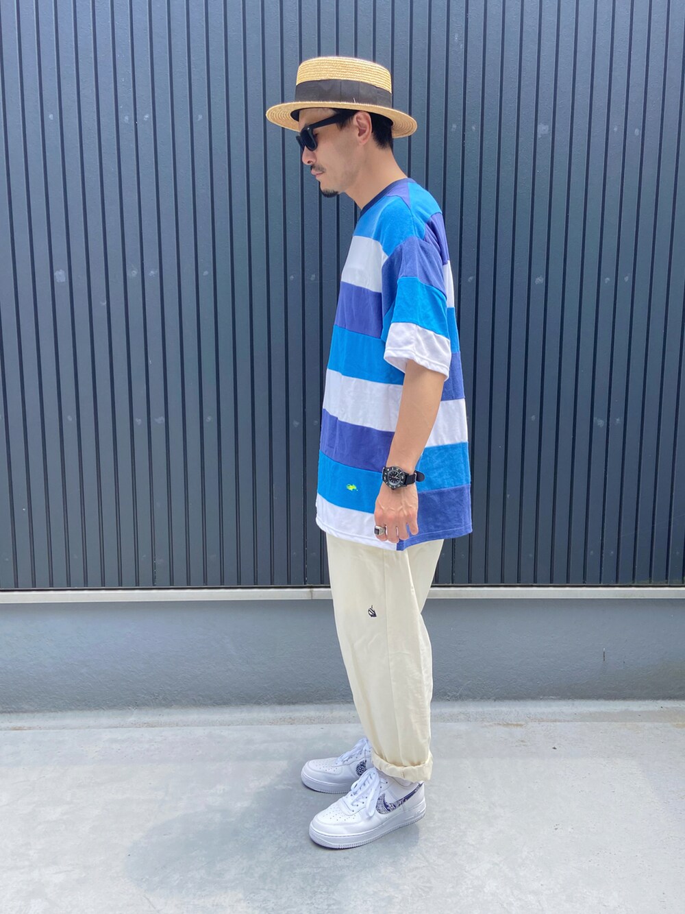 その他のTシャツ/カットソー、ホワイト系のその他パンツ、ホワイト系のスニーカーを着用したメンズの夏コーディネートの2枚目の写真