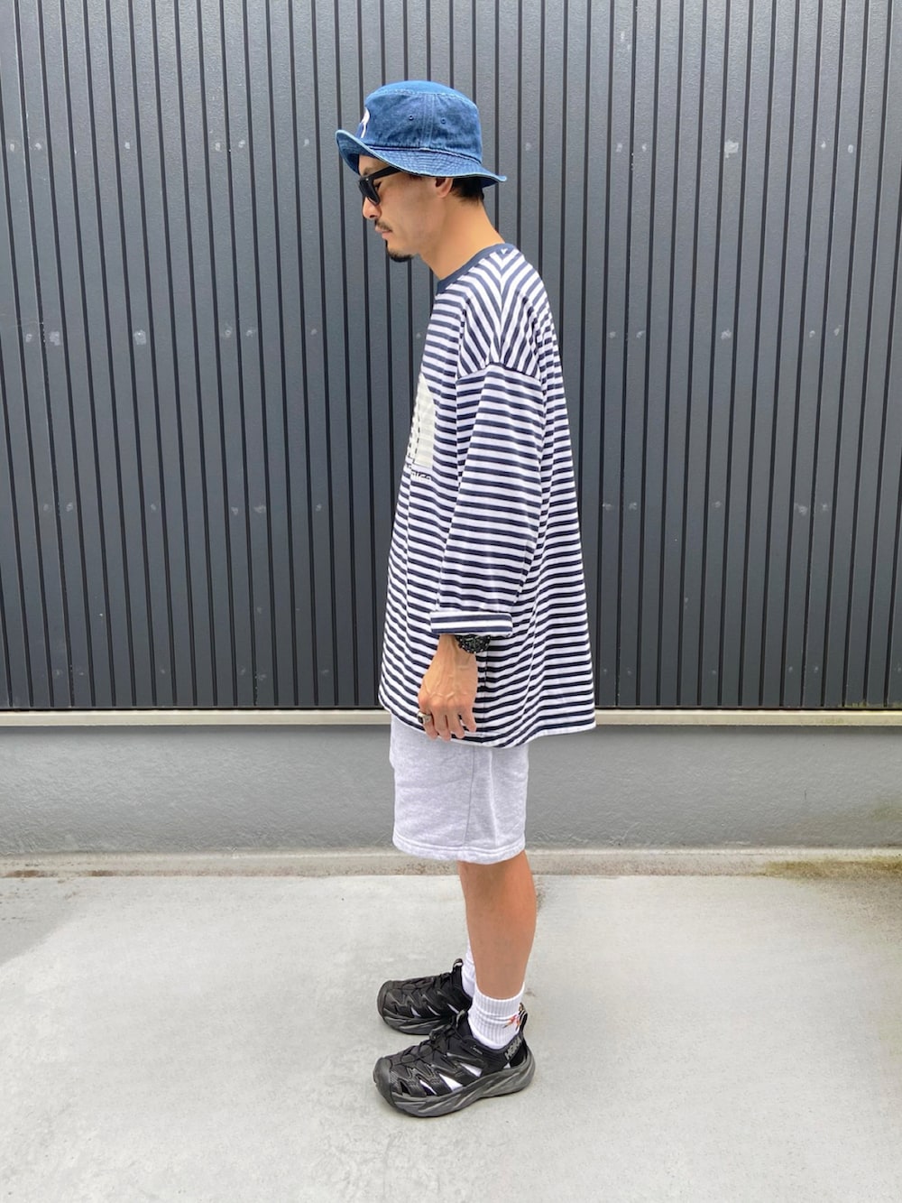 その他のTシャツ/カットソー、グレー系のパンツ、ブラック系のサンダルを着用したメンズの夏コーディネートの2枚目の写真