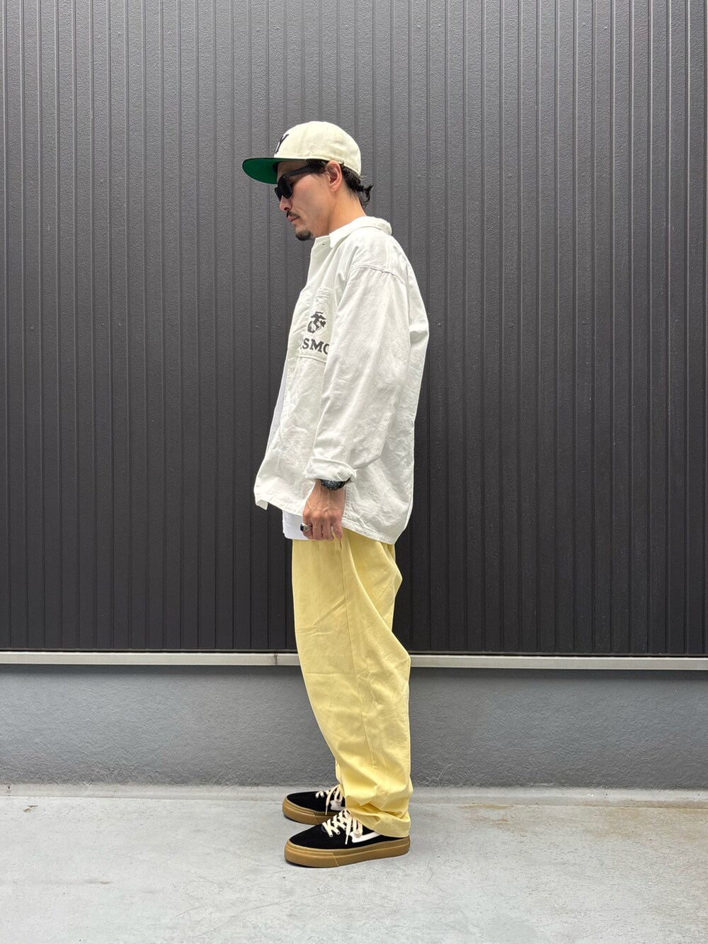 ホワイト系のシャツ/ブラウス、ホワイト系のTシャツ/カットソー、イエロー系のその他パンツを着用したメンズの春コーディネートの2枚目の写真