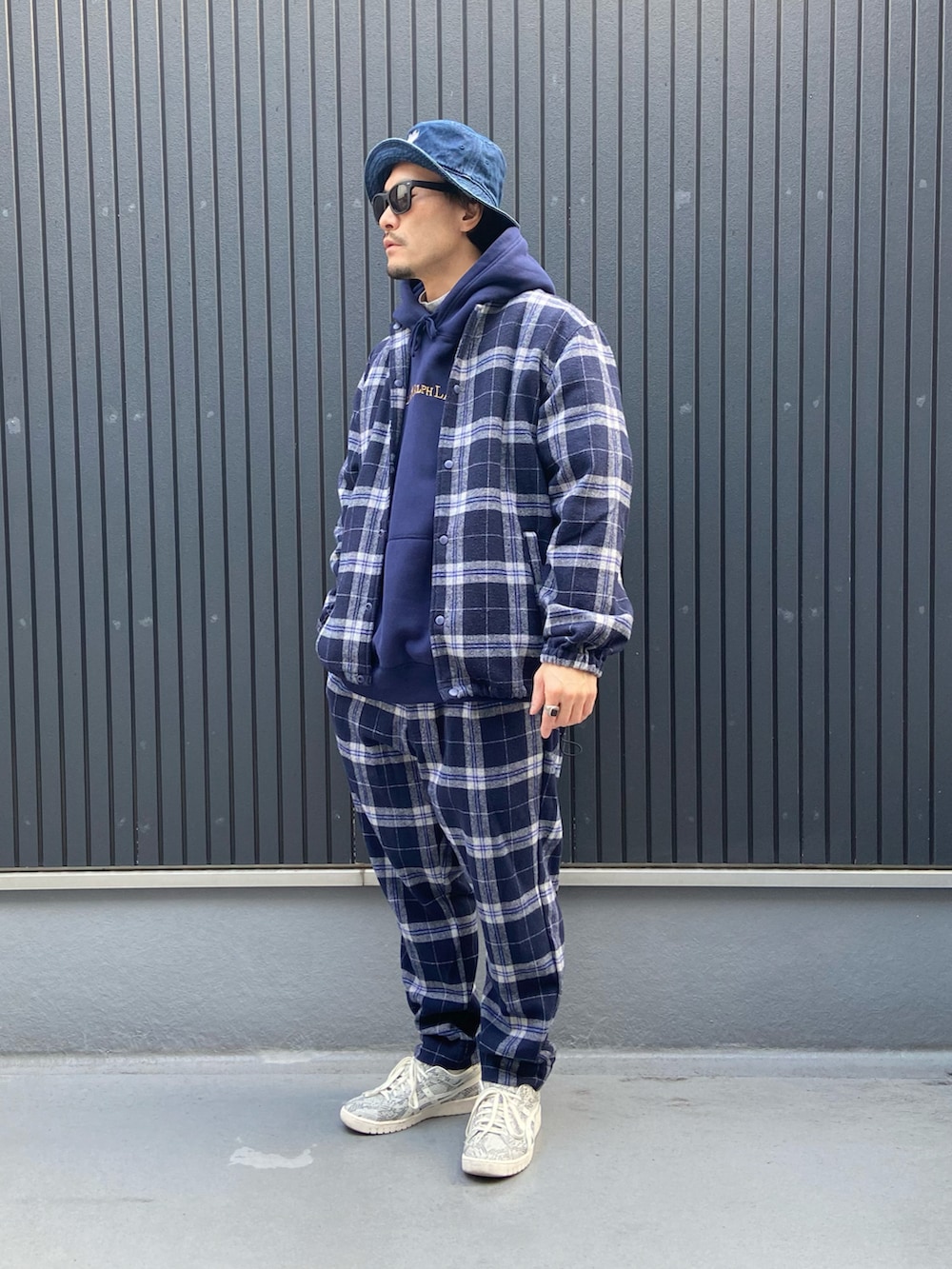 その他のジャケット/アウター、ブルー系のパーカー、その他のパンツを着用したメンズの冬コーディネートの3枚目の写真