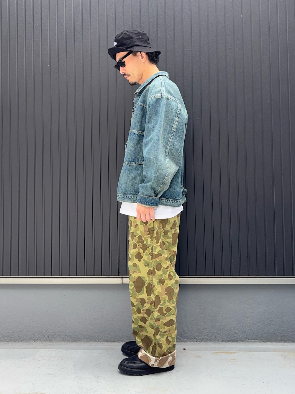 ホワイト系のTシャツ/カットソー、ブルー系のデニムジャケット、その他のパンツを着用したメンズの春コーディネートの2枚目の写真