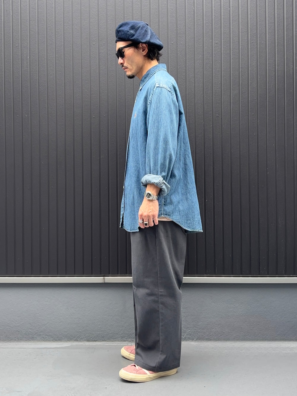 ブルー系のシャツ/ブラウス、ピンク系のTシャツ/カットソー、グレー系のパンツを着用したメンズの秋コーディネートの2枚目の写真