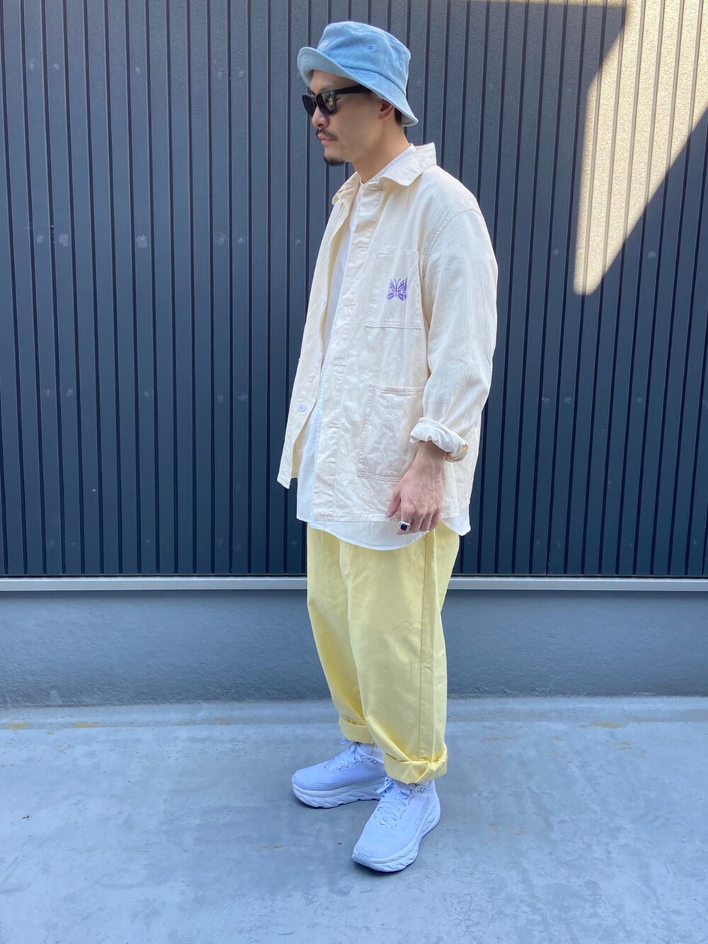 ベージュ系のジャケット/アウター、ホワイト系のシャツ/ブラウス、イエロー系のその他パンツを着用したメンズの春コーディネートの3枚目の写真