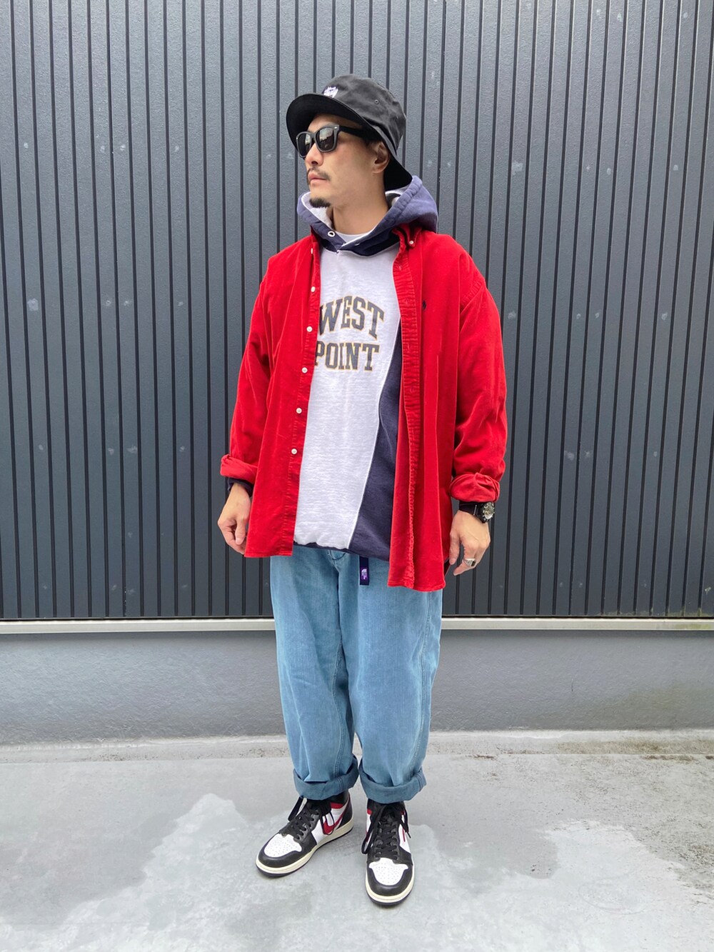 レッド系のシャツ/ブラウス、その他のパーカー、ブルー系のデニムパンツを着用したメンズの春コーディネートの3枚目の写真