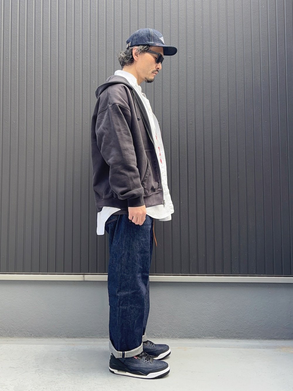 ブラック系のTシャツ/カットソー、ブラック系のパーカー、ブラック系のパーカーを着用したメンズの春コーディネートの2枚目の写真