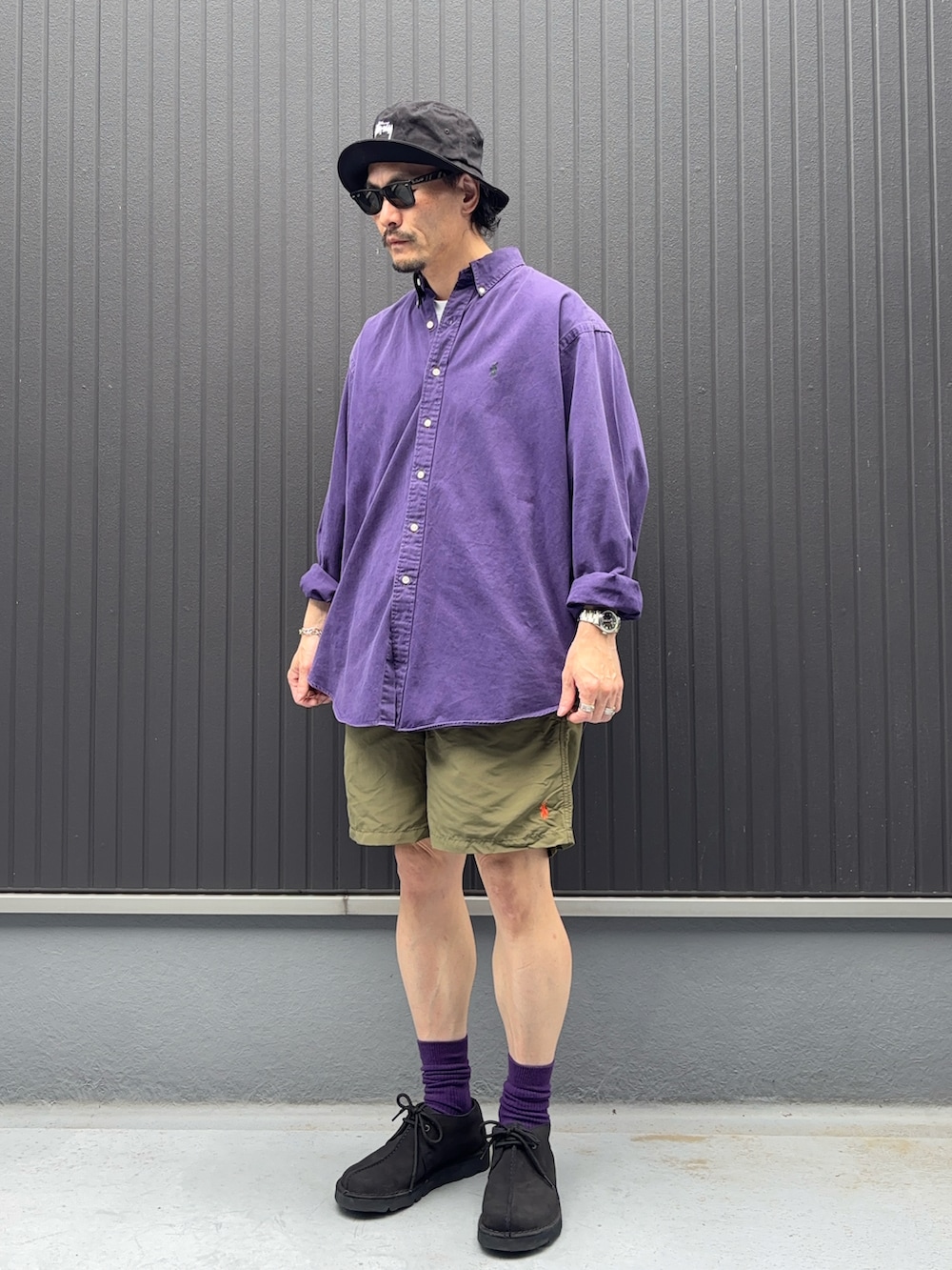 ブルー系のモカシン/デッキシューズ、パープル系のシャツ/ブラウス、グリーン系のパンツを着用したメンズの夏コーディネートの3枚目の写真