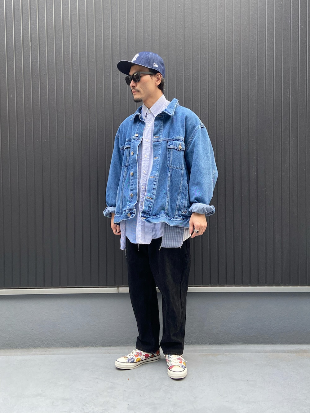 ブルー系のシャツ/ブラウス、ブルー系のデニムジャケット、ブラック系のデニムパンツを着用したメンズの春コーディネートの3枚目の写真