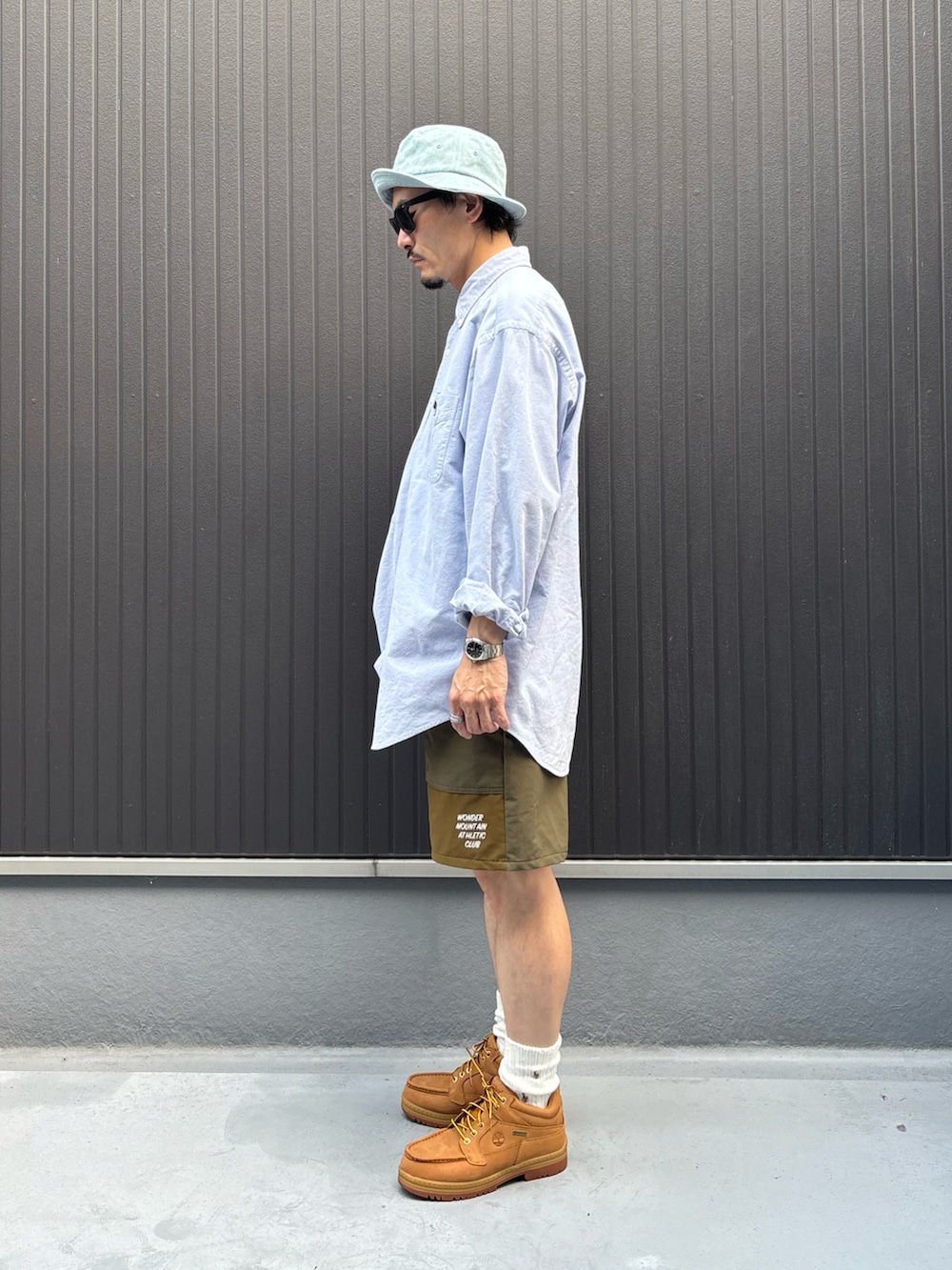 ホワイト系のTシャツ/カットソー、ブルー系のシャツ/ブラウス、ベージュ系のパンツを着用したメンズの秋コーディネートの2枚目の写真