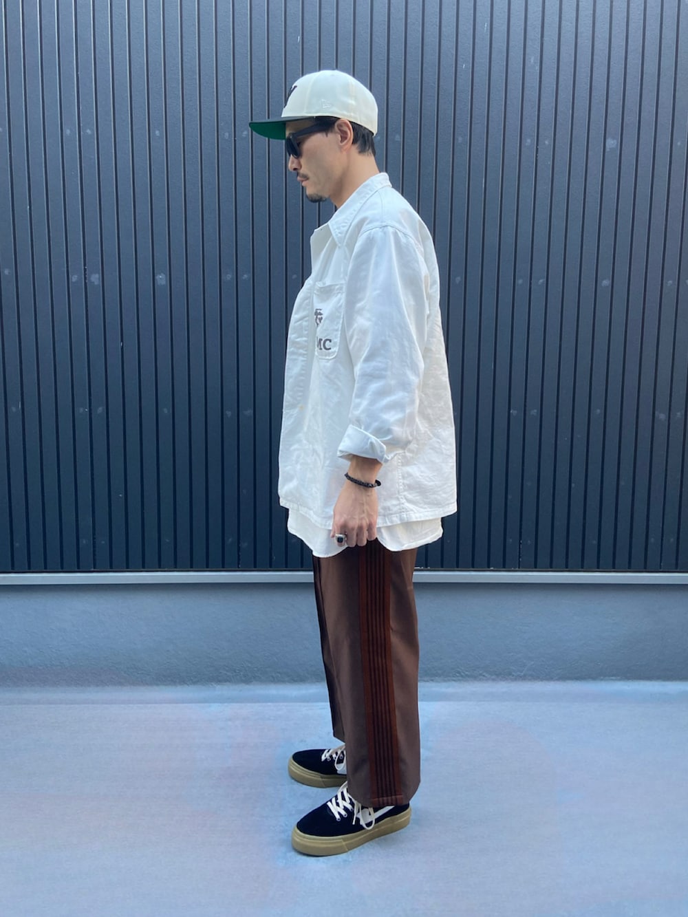 ホワイト系のシャツ/ブラウス、ホワイト系のシャツ/ブラウス、ブラウン系のパンツを着用したメンズの秋コーディネートの2枚目の写真