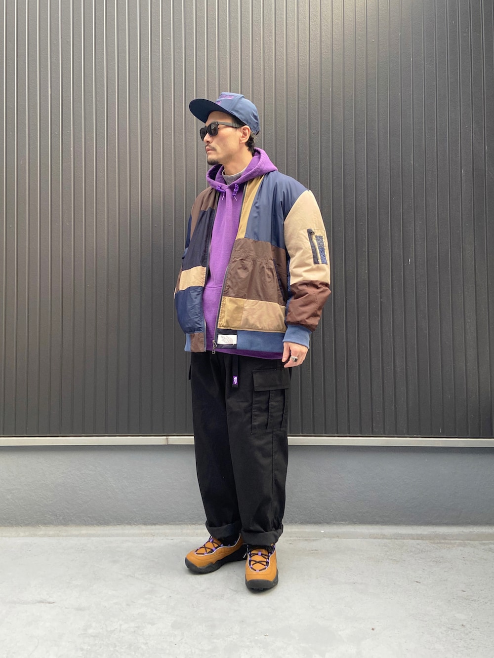 その他のジャケット/アウター、パープル系のパーカー、グレー系のTシャツ/カットソーを着用したメンズの冬コーディネートの3枚目の写真