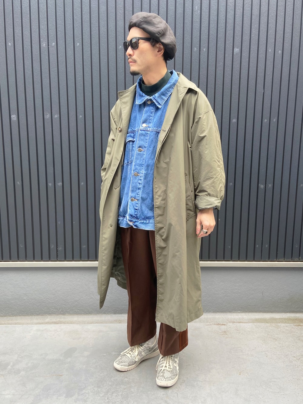 グリーン系のその他アウター、ブルー系のデニムジャケット、グリーン系のTシャツ/カットソーを着用したメンズの冬コーディネートの3枚目の写真