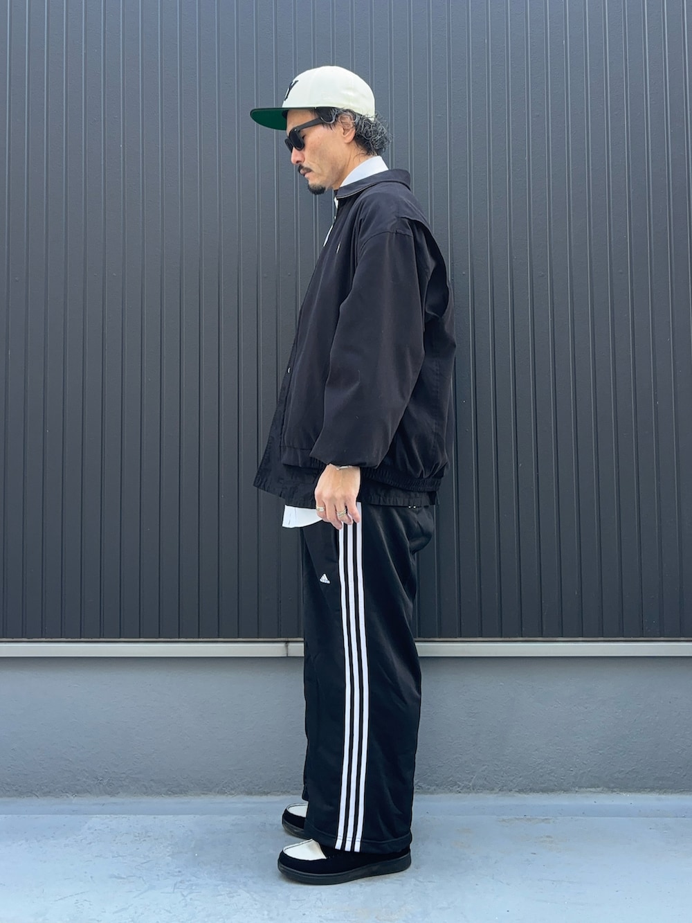 ホワイト系のローファー、ブラック系のベスト、ホワイト系のシャツ/ブラウスを着用したメンズの冬コーディネートの2枚目の写真