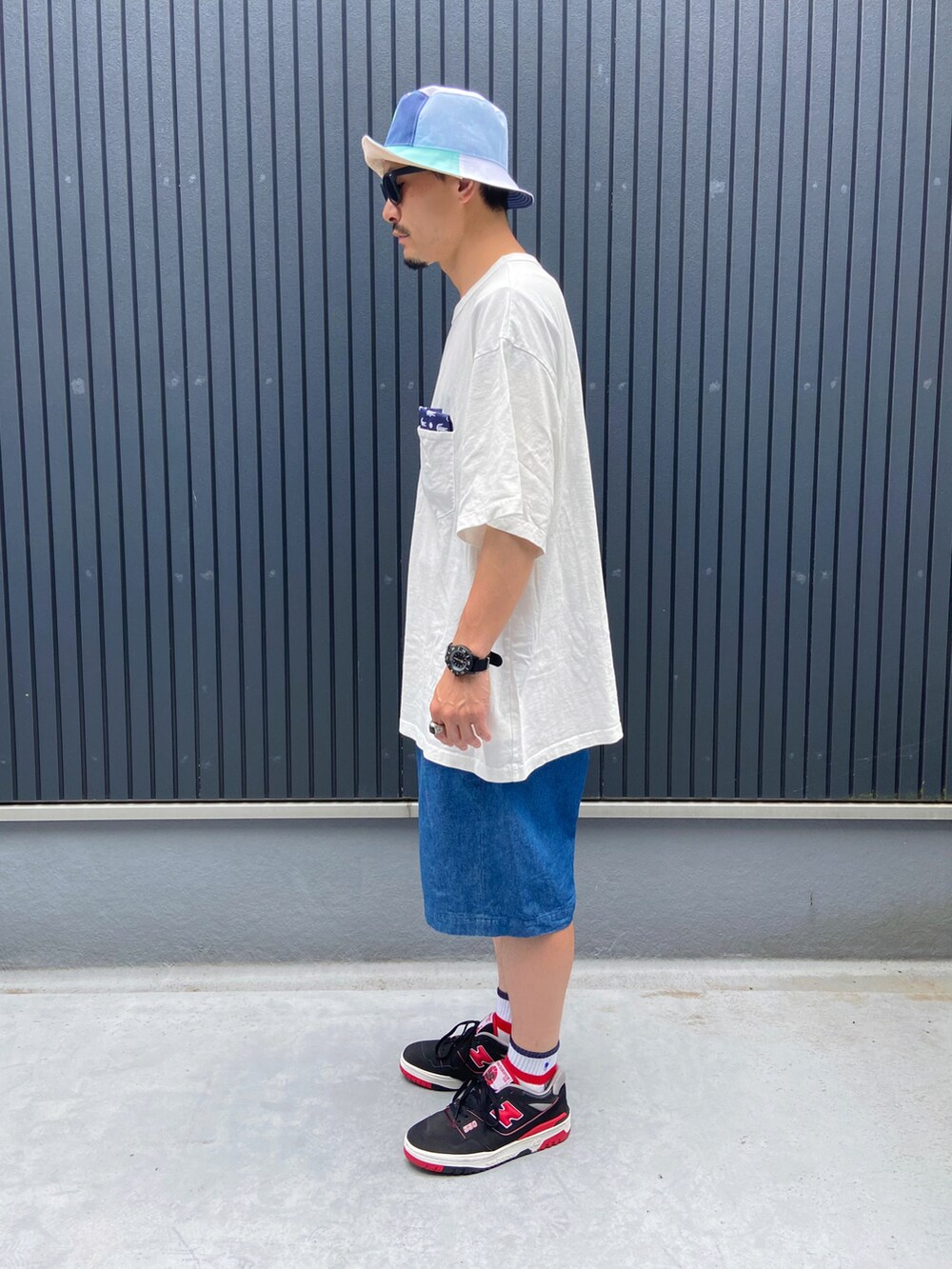 ホワイト系のTシャツ/カットソー、ブルー系のその他パンツ、ブラック系のスニーカーを着用したメンズの夏コーディネートの2枚目の写真