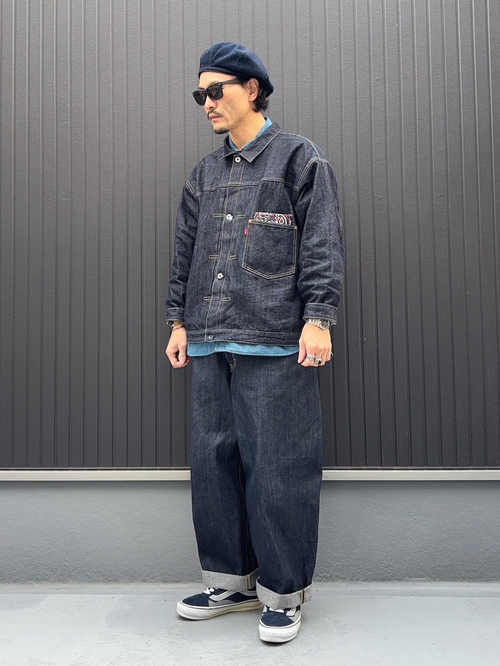ブルー系のデニムジャケット、ブルー系のシャツ/ブラウス、ブルー系のデニムパンツを着用したメンズの秋コーディネートの3枚目の写真