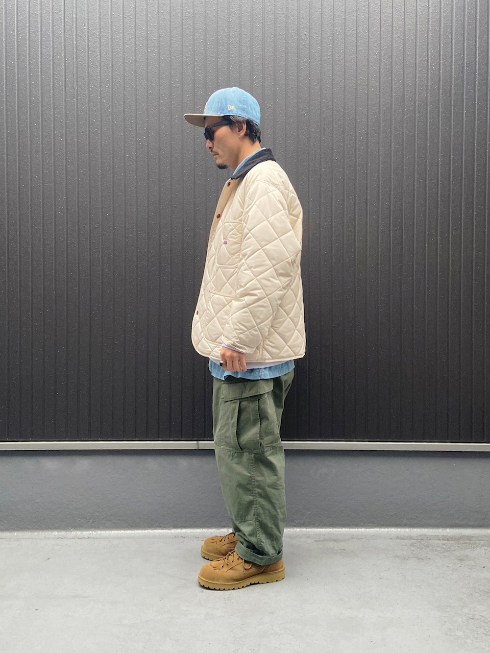 ホワイト系のカバーオール、グレー系のスウェット、ブルー系のシャツ/ブラウスを着用したメンズの秋コーディネートの2枚目の写真